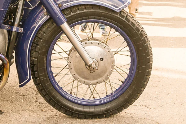 Переднее Колесо Мотоцикла Блестящими Хромированными Вязальными Спицами Голубым Краем Крупным — стоковое фото