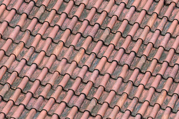Çatı Eski Karanlıkve Kahverengi Kırmızı Dalgalı Kiremit Arka Plan Temel — Stok fotoğraf