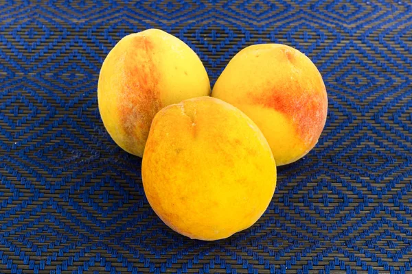 Composição Três Suculento Maduro Pêssego Amarelo Doce Fruta Base Compota — Fotografia de Stock