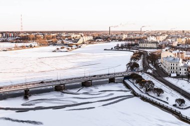 Cityscape Kuzey yıl karla kaplı köprüden bay buz ile kıyı şeridi Vyborg bölümünde evleri cephe ile kapalı. Vyborg Rusya