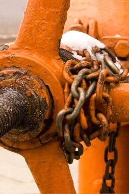 dikey endüstriyel arka plan üretim fabrikası bölümünde büyük bir vana ile kar yakın çekim kapalı