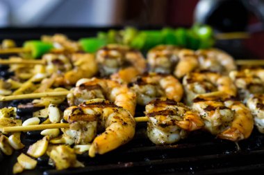 iştah açıcı karides ızgara closeup arka plan mutfak tasarımı üzerine sarımsaklı kızarmış terbiyeli