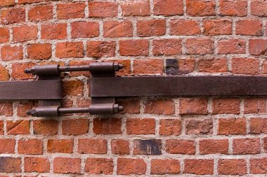 küçük kare taş metal plaka şap muhafaza-e karşı tehlike imha endüstriyel arka plan tuğla duvar