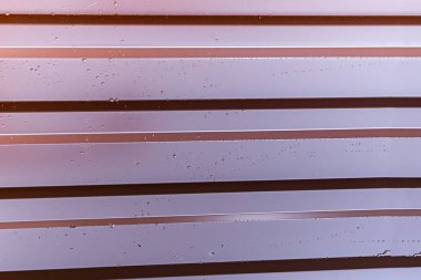 yüzey kahverengi parlak temel yağmur damla kentsel arka plan metal profil kahverengi yatay yivli