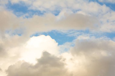 Cumulus bulutları güneş arka plan parlak parlak ışıkla aydınlatılmış gökyüzü uçuş özgürlük yüksek