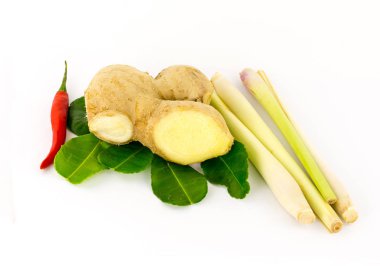 biber biber zencefil ve limon Tom yam baharatlı yemek ile baharatlı Asya çorbası ana maddeler