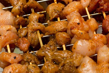 tavuk domuz eti tavuk parçaları aromalı bir ahşap eğriltme kapalı köri yakın çekim turşusu kümesi