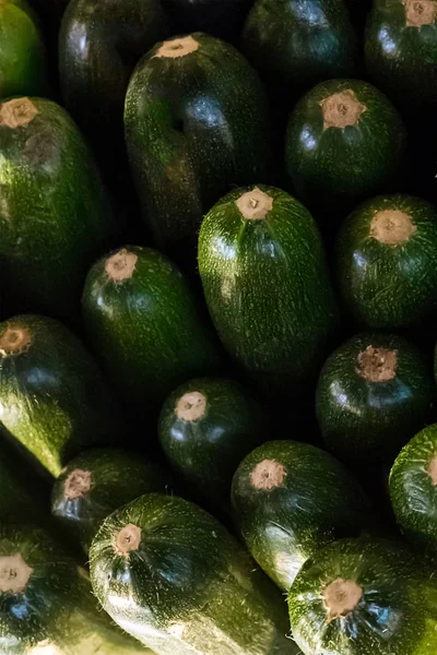 Pile Courgettes Vertes Nombreux Légumes Brillants Fin Fond Close Motif — Photo