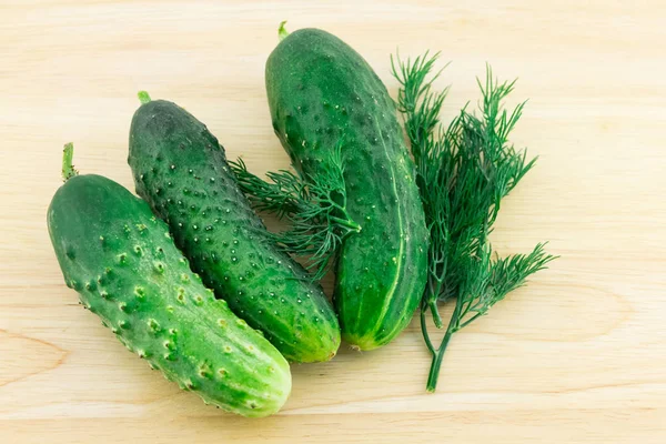 Concombre Frais Trois Légumes Avec Brin Aneth Sur Fond Bois — Photo