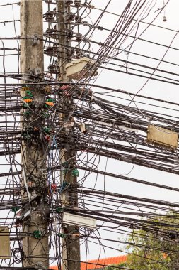 sokak dikey kutup elektrik tesisatı bağlantı kaotik sipariş geleneksel desen Asya dizi teller kıvrık