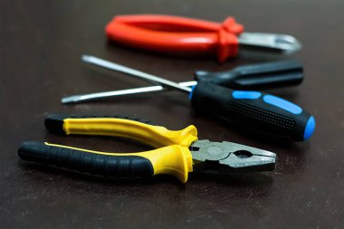 Araçları onarım pense tornavida odak tutulur gidermek için dizi arka plan yakın çekim bulanık
