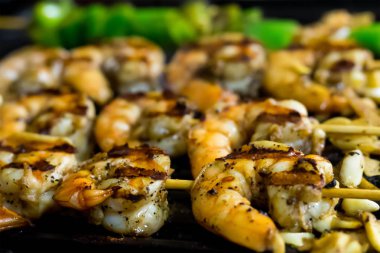 hazır karides Kraliyet kızarmış Barbekü Deniz lezzetleri yakın odak bulanık bir arka plan ön planda çizgili serisi ile