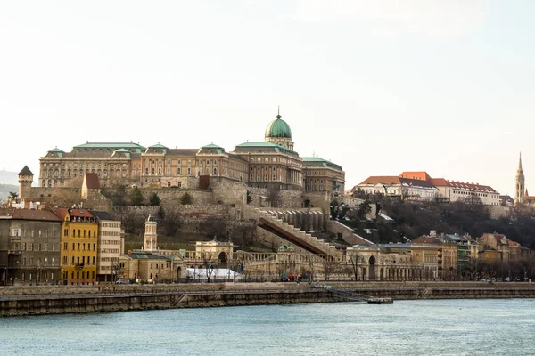 Królewski Zamek Buda Bastion Złożonych Połowów Wysokim Wzgórzu Otoczone Murami — Zdjęcie stockowe