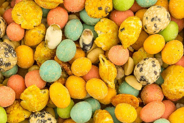 Fondo Colorido Nuez Snack Cubierto Con Esmalte Afilado Wasabi Camarones — Foto de Stock