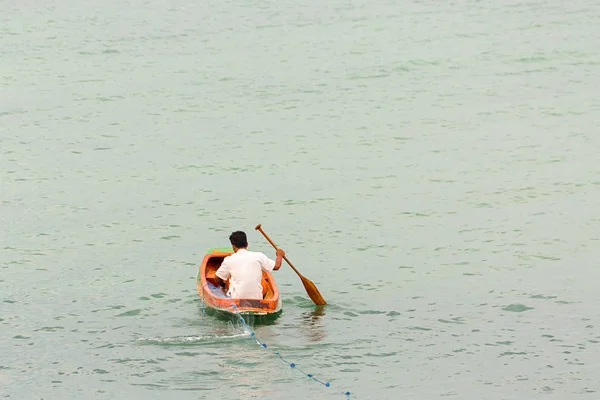 Liten Fiskebåt Med Fiskare Ordnar Nät Öppet Hav Ocean Traditionella — Stockfoto
