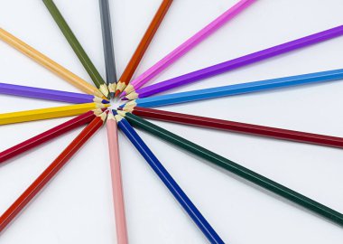 Beyaz arka plan tasarım yaratıcılık sanat okulu altlığı kalem kırmızı yeşil pembe sarı renkli daire Grup