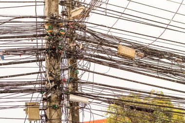 soyut arka plan satırı yağmur damlaları ile iç içe wirings kabloları kaotik kümesi sayısı