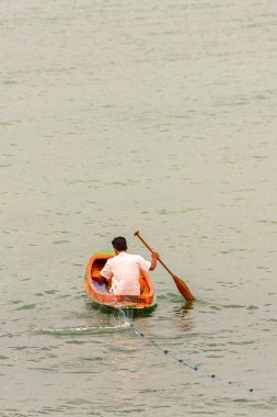 tuzaklar bir fener tarafından küçük bir tekne yük şamandıralar ile naylon ağ kurulumu