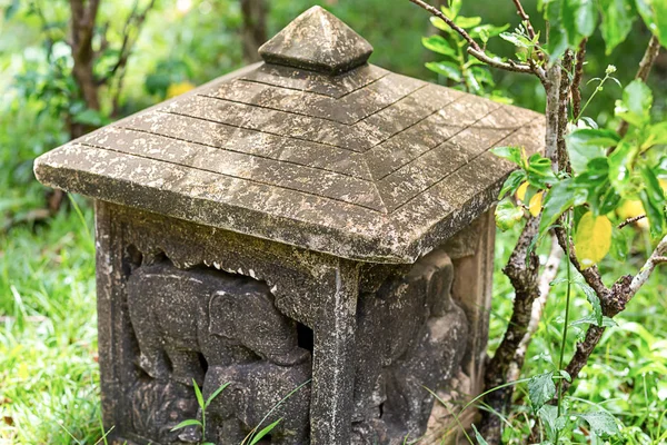 Grijze Steen Straat Nest Verweerde Oude Met Ornament Close Tuin — Stockfoto