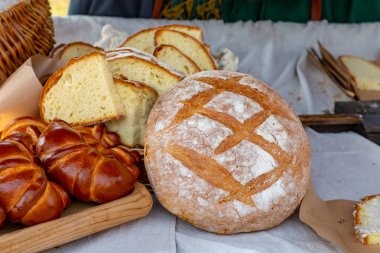 büyük yuvarlak ekmek dilimlenmiş bir parça ve iştah açıcı Burger arka plan dolgu leziz bir kahvaltı ile üzerinde Grup
