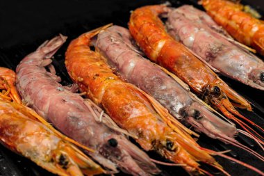 Mix kırmızı pembe langoustine büyük deniz incelik lezzetli diyet akşam yemeği closeup mutfak arka plan