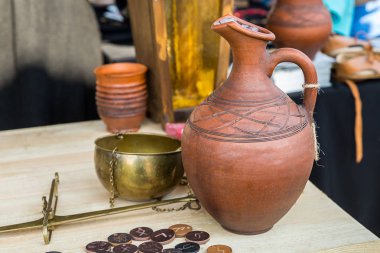 arka plan tasarımı pot göbekli çanak çömlek sapı metal kase el terazileri sikke sayaçları geometrik çizgiler ödeme