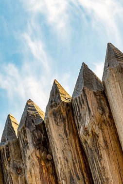 mavi gökyüzü arka plan grunge arka plan karşı eski şehir kale yüksek çit keskin sivri günlükleri seti