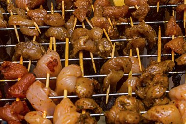 et domuz eti lezzetli iştah açıcı parça çeşni Ahşap şiş ızgara temel pislik kuru et üzerinde birçok slaytlar tavuk.