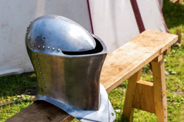 kamp çadır önünde tezgah üzerinde koruyucu zırh metal kask savaşta Orta Çağ cankurtaran Knight duruyor