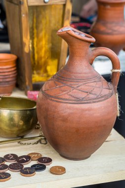 Kil şarap sürahisi geometrik desen yığın paralar madalyonlar Runik desen etiket kase metal ölçekler kurulu