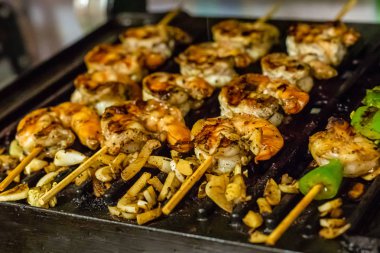 Kızarmış Kral sarımsak yeşil biber arka plan mutfak parçalarını büyük iştah açıcı deniz ürünleri karides