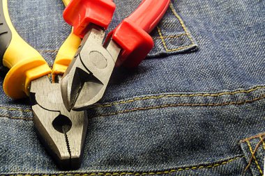 Kırmızı kerpeten sarı yan kesici tamir elektrik ve elektrik yakın çekim kot inşaat arka plan baz