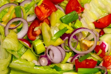 küçük parçalar halinde sebzeler salatalık domates yüzük kırmızı soğan dilimleri biber tuz hafif garnitür hafif aperatif renkli arka plan