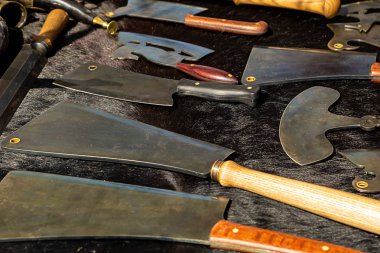 set ortaçağ silah ax savaş viking savaş sayaç demirci kullanışlı araç güvenlik muhafaza-e karşı koyu arka plan