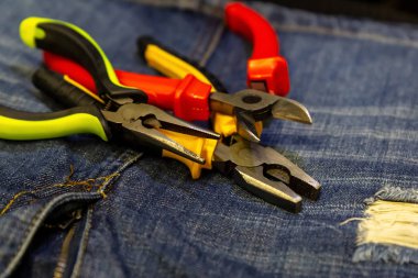 yakın çekim denim el aletleri bir arka plan üzerinde set pense pense elektrik tamir onarım