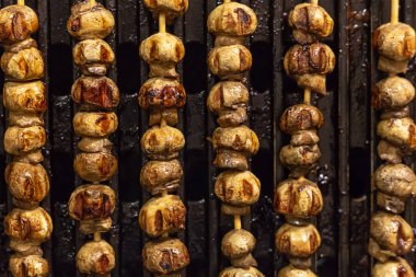 Aperatif iştah açıcı lezzetli piknik Açık Rekreasyon dikey tarak mantar kebabı mini ızgara