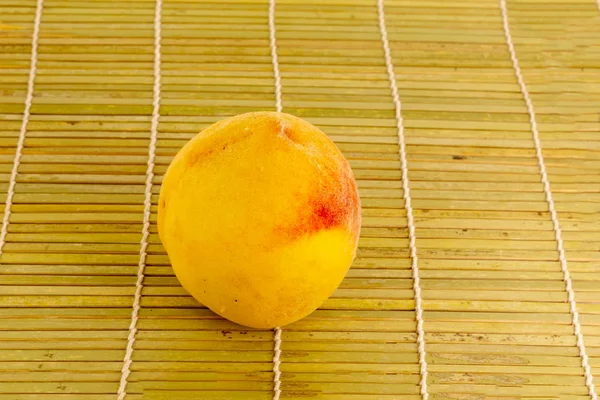 Melocotón Rojo Amarillo Fruta Madura Jugosa Entera Sobre Una Base — Foto de Stock