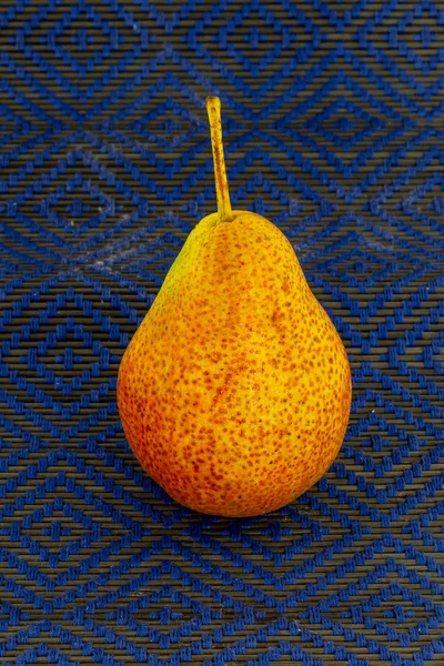 Una Pera Gustoso Giallo Succoso Sfondo Blu Stuzzicante Spuntino Pranzo — Foto Stock