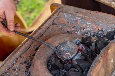 demirci çalışmaları nın geleneksel üretim sıvı gümüş metal yanan kömürler üzerinde deri siyah kaşık erir