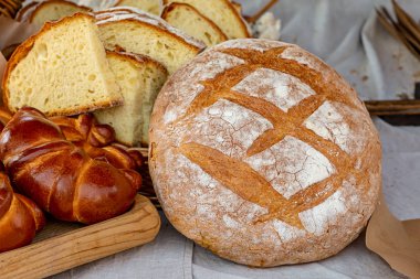 taze rustik kabuklu ekmek doğal lezzetli yuvarlak büyük somun doyurucu turta ortaçağ fırın tepsi fırıncı arka planda