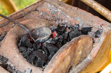 silah ve süs eşyaları Vikingler üretim metal gelenekleri eritme yanan ateş kaşık kepçe ile boynuz demirci kömür