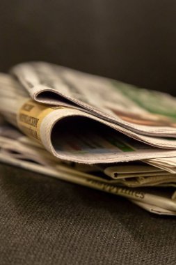 kağıt gazete dergi yığını sabah yazışmaları bir haber kaynağı ve pleksus yakın çekim kenarı