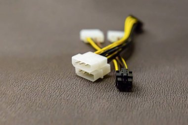 kahverengi arka plan endüstriyel tasarım bilgisayar tel güç kablosu ekran kartı beyaz kahverengi siyah