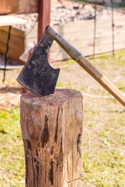 eski kütük sıkışmış sahte üniter silahların savaşta oluklu yakın mücadele ile geleneksel savaş baltası