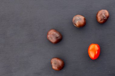 siyah arka plan kopya uzay tasarımı gıda sonbahar hasat üzerinde sebze kahverengi meyve kestane olgun parlak kırmızı kiraz domates seti