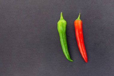 yeşil kırmızı biber çift zıt sebze çift taban menü tasarımı bir kayrak arka plan üzerinde