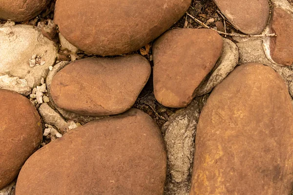 Garten Weg oval braune Steine viele Kopfsteinpflaster Dekor natürliche Nahaufnahme Basis glatte Stein Hintergrund — Stockfoto