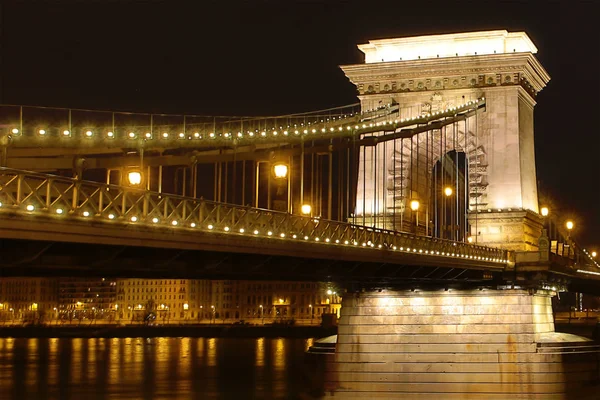 Kedjebron upplyst av gatu lampor färgglada monument i natten. Bridge honung områden av Buddha och pesht. Budapest Ungern mars 2018 — Stockfoto