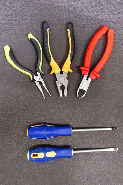 Пара отверток резиновые ручки параллельные ручные инструменты три плоскогубца набор конструкции — стоковое фото
