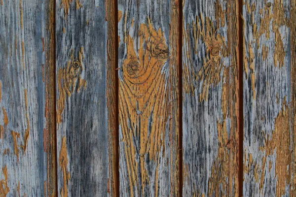 Viejas tablas erosionadas vertical shabby agrietado pintura amarillo primer plano textura madera vieja fondo grunge — Foto de Stock